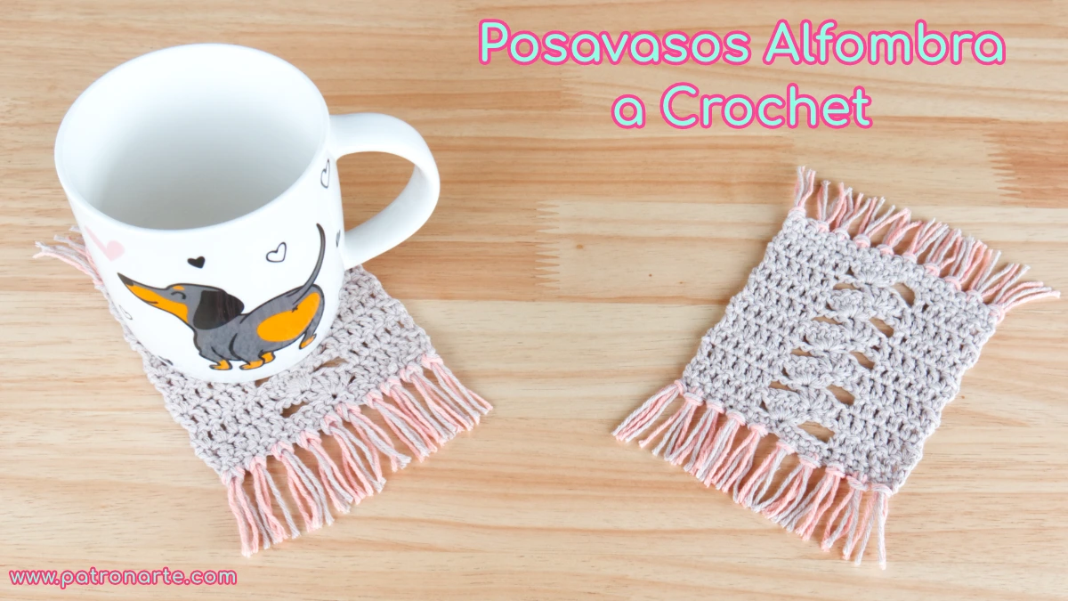 Patrón Gratis: Posavasos de Crochet Original con Diseño de Mini Alfombra con Flecos