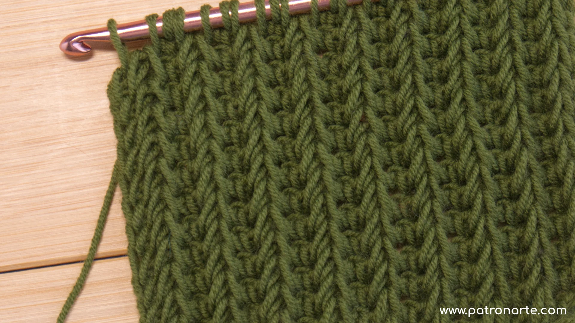 patrón punto pluma de crochet tunecino